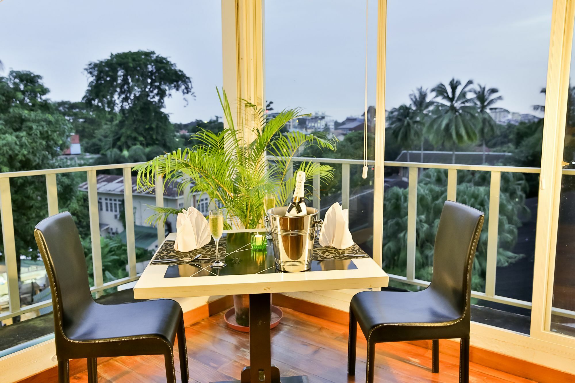 Sky View Hotel Yangon Exteriör bild